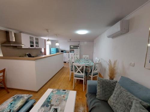格罗日年Apartment Bellavista的带沙发和桌子的客厅以及厨房。