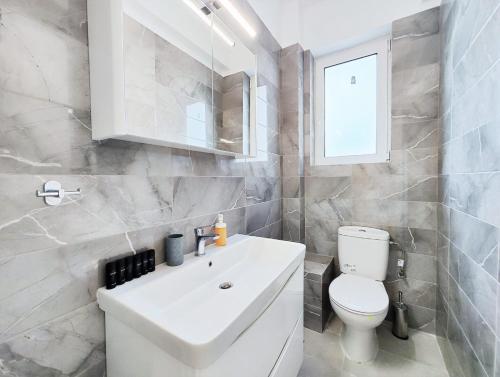 雅典Etolou B5 - by Verde Apartments的浴室配有白色水槽和卫生间。