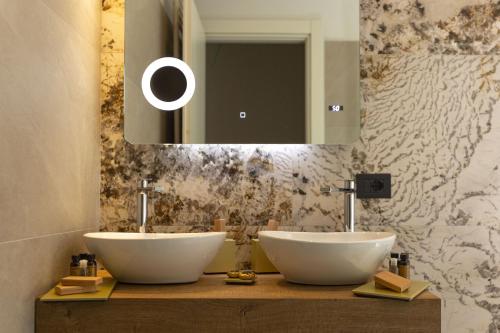Geraci SiculoDonna Vì Hotel的浴室设有2个白色水槽和镜子