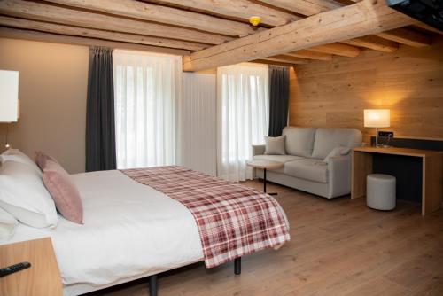 埃斯波特鲁瓦亚酒店的一间卧室配有一张床和一个沙发
