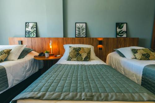 南圣弗朗西斯科比利亚雷亚尔南旧金山酒店的客房设有两张床和一张小桌子,一张小床的面积