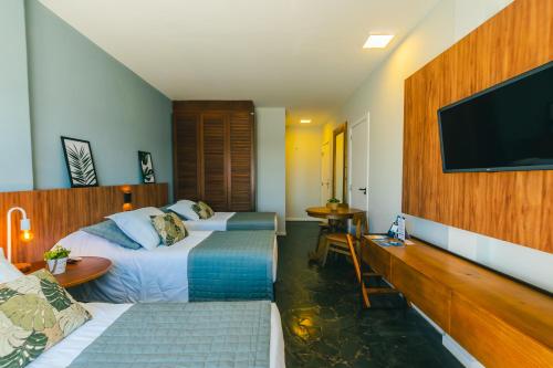 南圣弗朗西斯科比利亚雷亚尔南旧金山酒店的酒店客房设有两张床和一台平面电视。