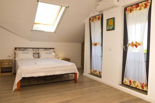 苏利纳Vila Siena的一间卧室设有一张床和两个窗户。