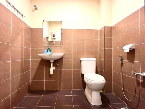 马六甲VGO House的一间带卫生间和水槽的浴室