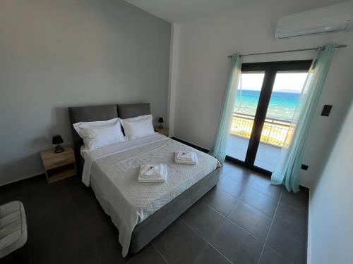 阿特米达MEDORA By the Sea Near Airport的一间卧室设有一张床,享有海景