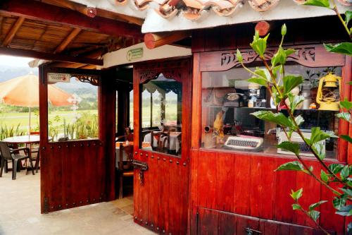 派帕卡巴纳斯圣卡耶塔诺酒店的前面设有柜台的木制餐厅