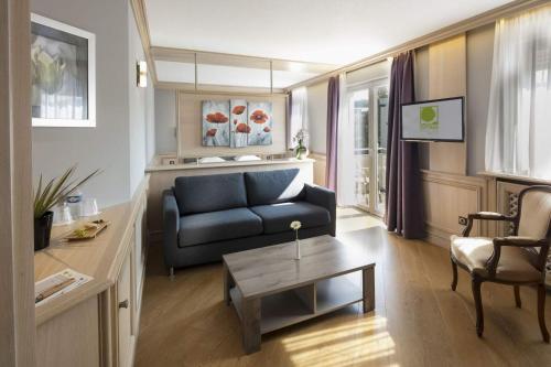 迪德朗日卢森堡大公国之家的客厅配有蓝色的沙发和桌子