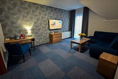 格鲁德柴兹拉德酒店的带沙发和电视的客厅