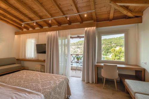 帕蒂迪里奥里阿多米雅酒店的一间卧室配有一张床、一张书桌和一个窗户。