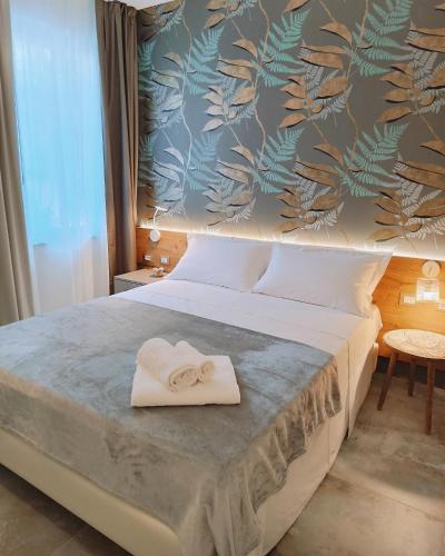 切塞纳蒂科Le stanze di Diana的一间卧室配有一张床,床上有毛巾