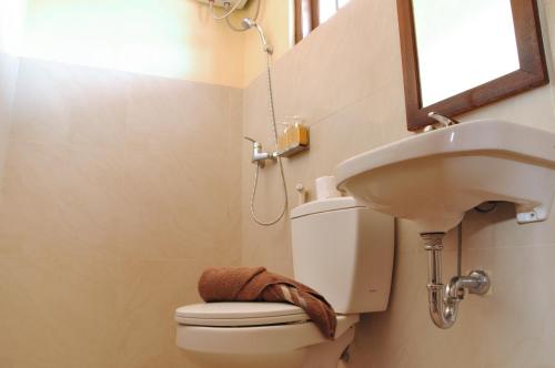 库塔德莫科尼旅馆的一间带水槽、卫生间和镜子的浴室