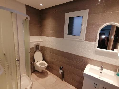 Chott Meriemgrand S+1 avec vaste terrasse panoramique的一间带卫生间、水槽和窗户的浴室