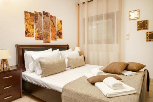 伊里斯斯IFESTOS APARTMENTS的一间卧室配有一张床,上面有两条毛巾