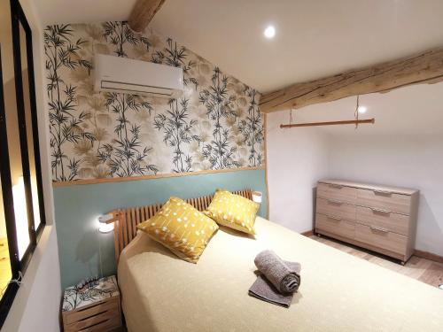 卡代纳Maisonnette en Luberon的一间卧室配有一张带黄色枕头的床