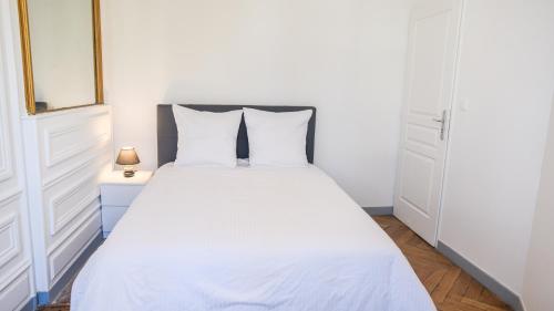 鲁昂Les Matelots Rouen Centre by MyFrenchPAT的一间卧室配有一张带白色床单的床和一扇窗户。