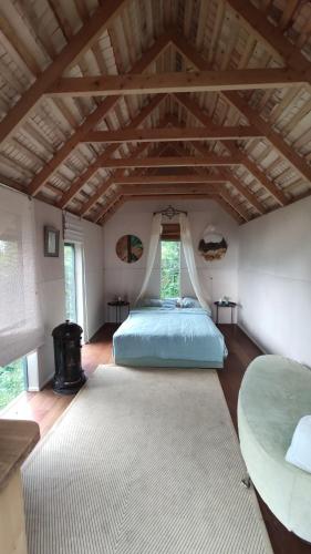 IgakülaMUHUSI Linnumaja的一间卧室配有一张床和一张大地毯