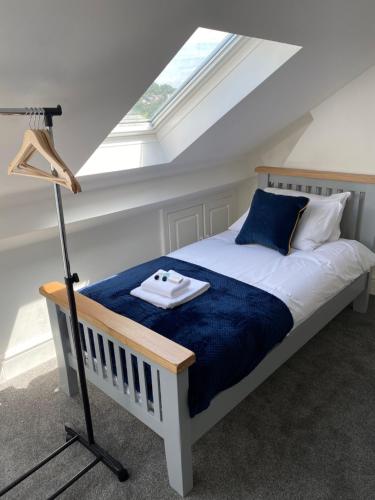 PontnewynyddMitchell Heights的一间卧室配有一张带窗户的床