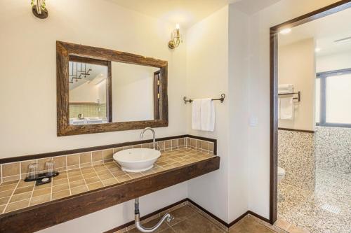 济州市Olle Resort & SPA的一间带水槽和镜子的浴室
