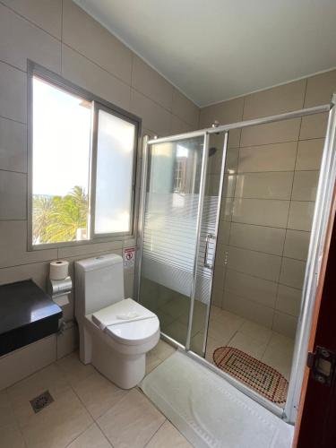 库尔克岛卡尔克岛海滩酒店的一间带卫生间和玻璃淋浴间的浴室