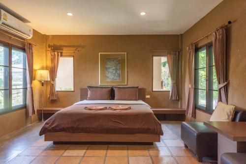 梭桃邑Muntra Garden Resort的一间设有床铺的卧室,位于带窗户的房间内