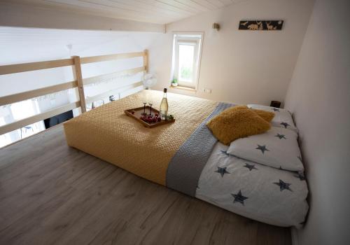 VeismaņiOH DEER holiday house的一间卧室,床上有星星床