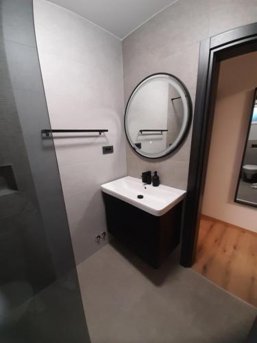 洛帕Apartman Mate Lopar的一间带水槽和镜子的浴室