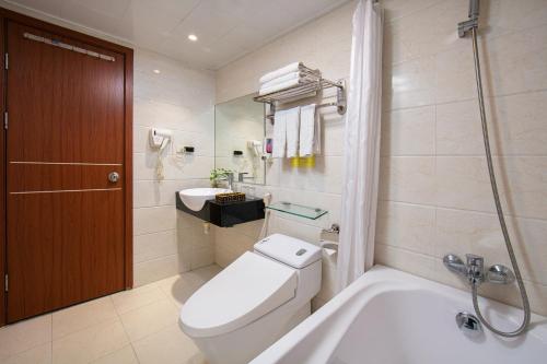 河内Hanoi Diamond King Hotel & Travel的浴室配有卫生间、盥洗盆和浴缸。