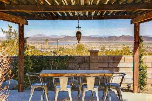 约书亚树Breathtaking Roadrunner Heights的庭院内的桌椅,享有沙漠美景