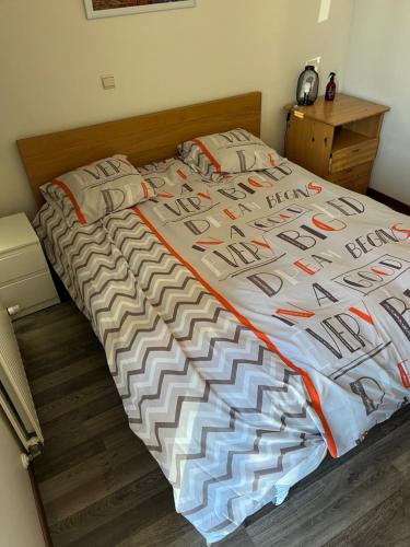 弗尔内Maison Noordburg Veurne的床上配有被子和枕头