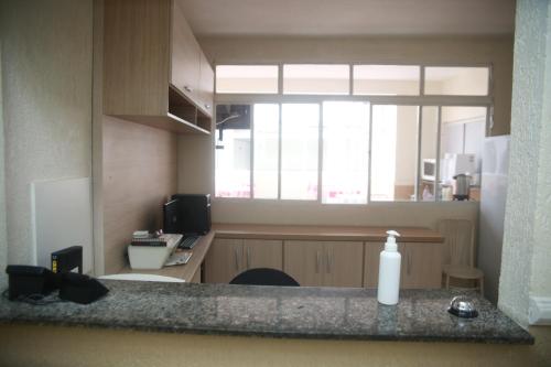 圣贝尔纳多-杜坎普Hotel Jurubatuba的厨房配有带水槽的柜台和窗户。