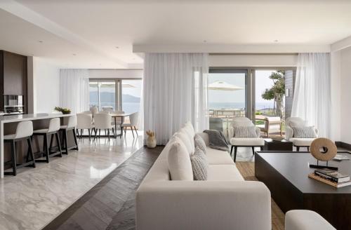 博德鲁姆METT Hotel & Beach Resort Bodrum的客厅配有白色的沙发和桌子