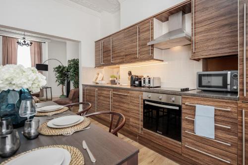 Elegant 3Bed Apartment in Kensington Olympia的厨房或小厨房