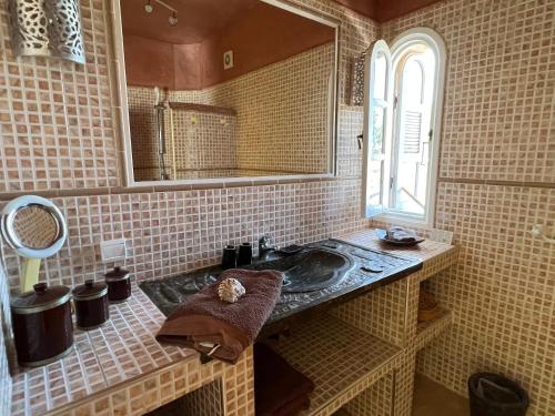 Ghazoua达马查酒店的一间带水槽和镜子的浴室