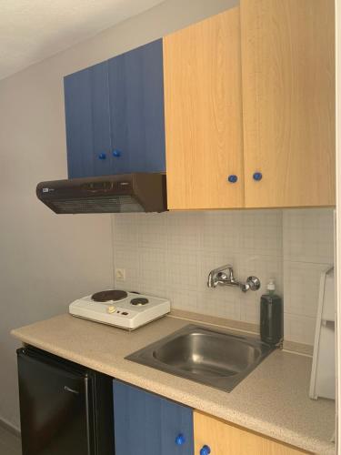斯塔夫罗斯Estia Studios Economy的厨房配有水槽、炉灶和橱柜。
