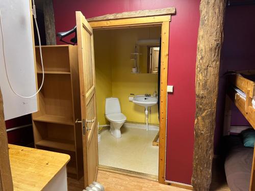 Repvåg莱普韦格酒店的一间带卫生间和水槽的浴室