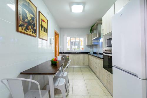 贝莱斯Casa sol的厨房配有桌椅和冰箱。