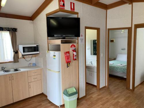 TaturaTatura Cabin & Caravan Park的一间带冰箱和水槽的小厨房