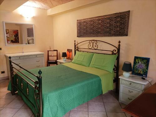 摩德纳Il Gioiellino di Modena - Elegant Apartment[☆☆☆☆☆]的一间卧室配有一张带绿床罩的床