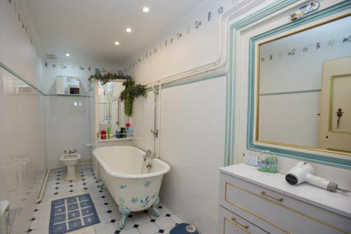 Saint-Martin-dʼEntraunesHotel des Etrangers的带浴缸、卫生间和盥洗盆的浴室