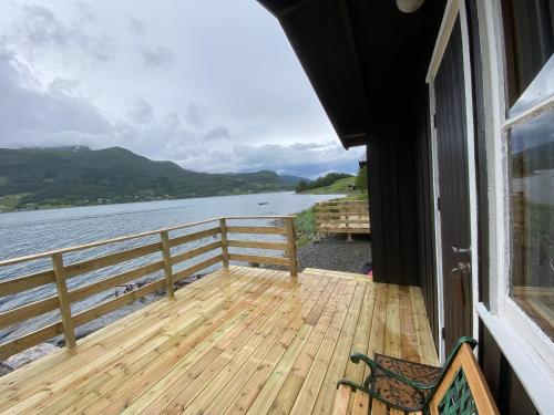 TresfjordFagervik Camping的享有水景的房屋阳台