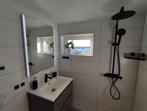 OnsalaNew villa, 45sqm, 2 bedrooms, loft, 80m from beach, fantastic views & very quiet area的一间带水槽和镜子的浴室