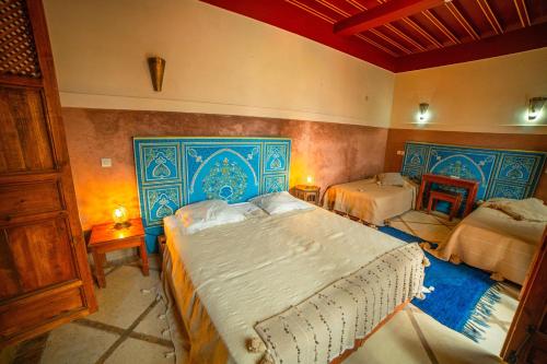 马拉喀什大戟摩洛哥传统庭院住宅的一间卧室,配有两张床
