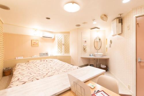 名古屋ファインリゾート的一间卧室设有一张大床和一个水槽