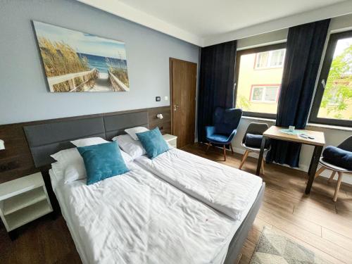 波别罗沃Villa Continental的一间卧室配有一张带蓝色枕头的大床