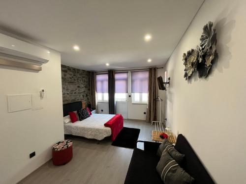 比索达雷加Alojamento Joaninha in Douro的客厅配有床和沙发