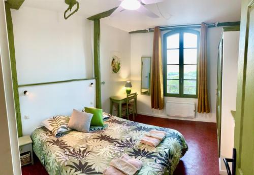 穆斯捷-圣玛丽Le Logis des Cascades 2的一间卧室设有一张床和一个窗口