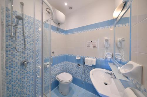 伊斯基亚Hotel Noris的带淋浴、卫生间和盥洗盆的浴室