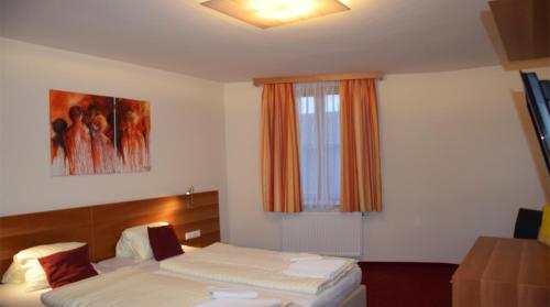 马特斯堡维森比任霍夫宾馆的酒店客房设有两张床和窗户。