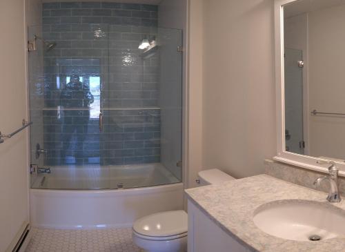 新肖雷汉姆The Sullivan House的带淋浴、卫生间和盥洗盆的浴室