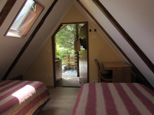 博维茨Glamping Narnia的阁楼间 - 带床和桌子